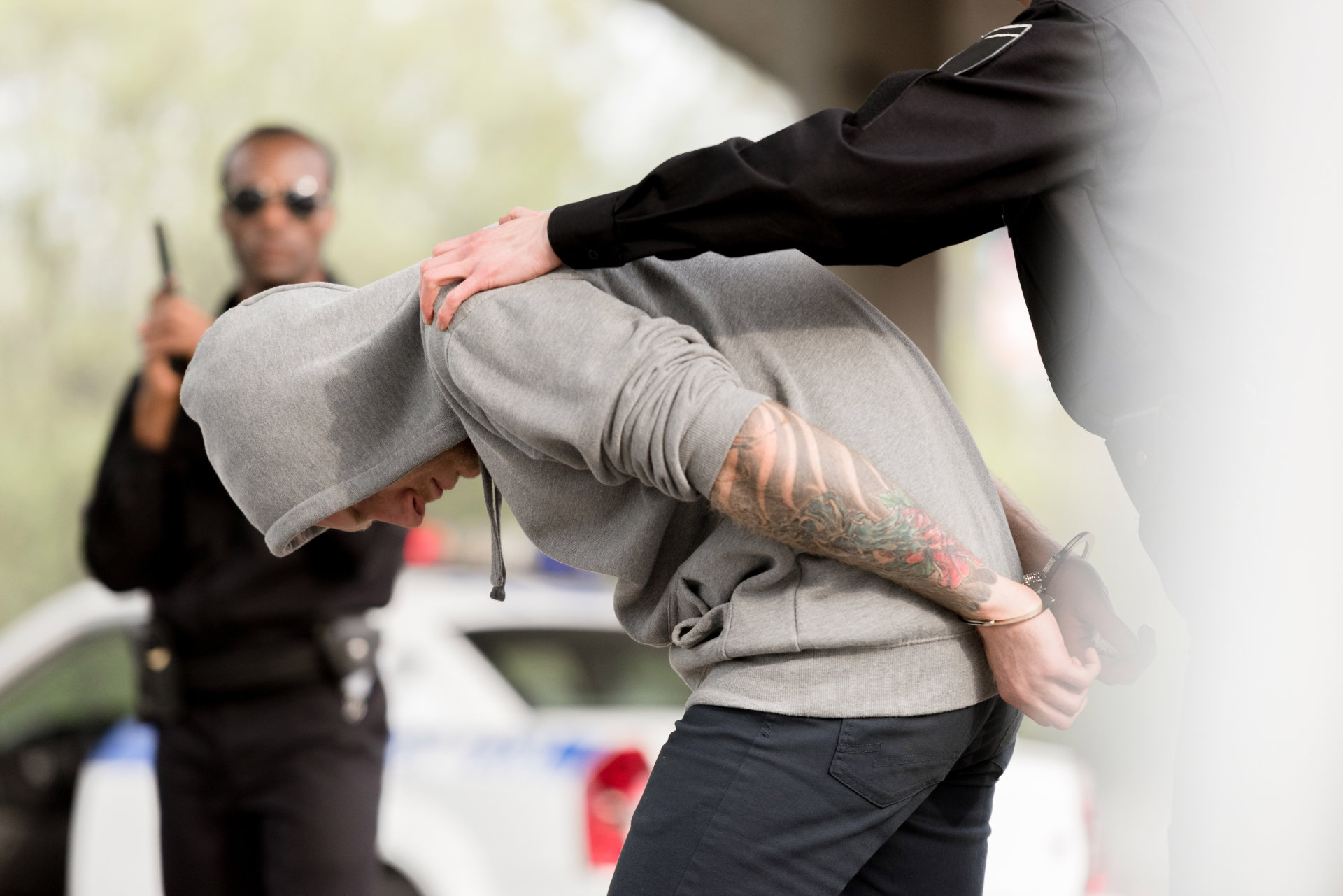 policewoman-arresting